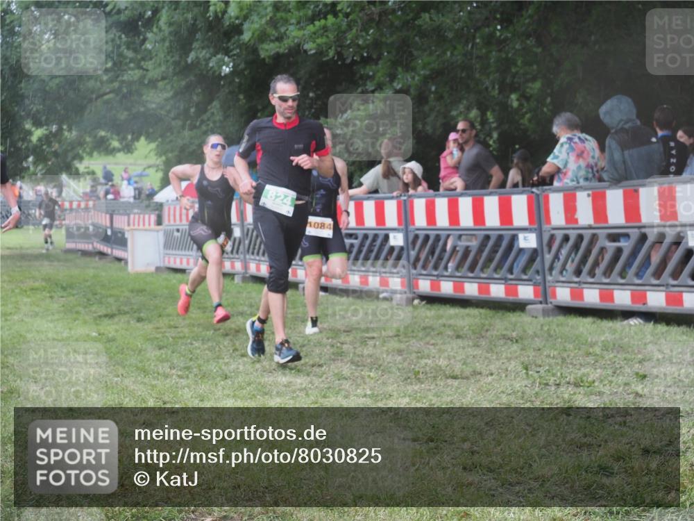 21.06.2025 - 27. Vierlanden-Triathlon KatJ http://msf.ph/oto/8030825 15.06.2025 13:39:11 Ziel 645, 824, 1082, 1083, 1084 meine-sportfotos.de