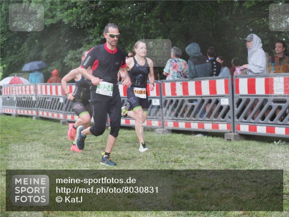 21.06.2025 - 27. Vierlanden-Triathlon KatJ http://msf.ph/oto/8030831 15.06.2025 13:39:12 Ziel 645, 739, 824, 1082, 1083, 1084 meine-sportfotos.de