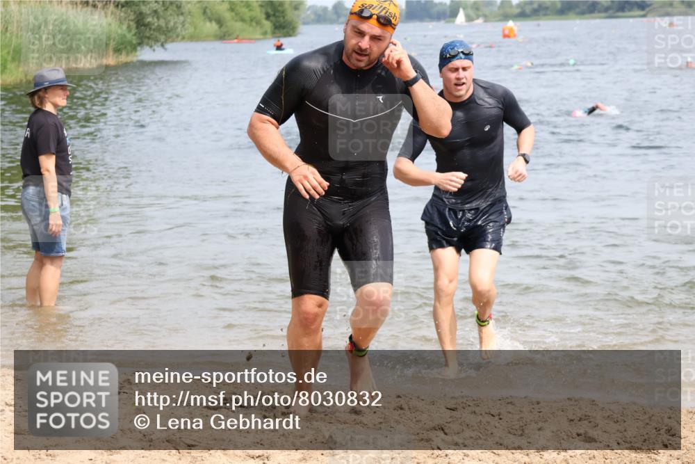 15.06.2025 - 27. Vierlanden-Triathlon Lena Gebhardt http://msf.ph/oto/8030832 15.06.2025 11:08:41 Schwimmen 671, 703, 719, 720, 852, 863 meine-sportfotos.de