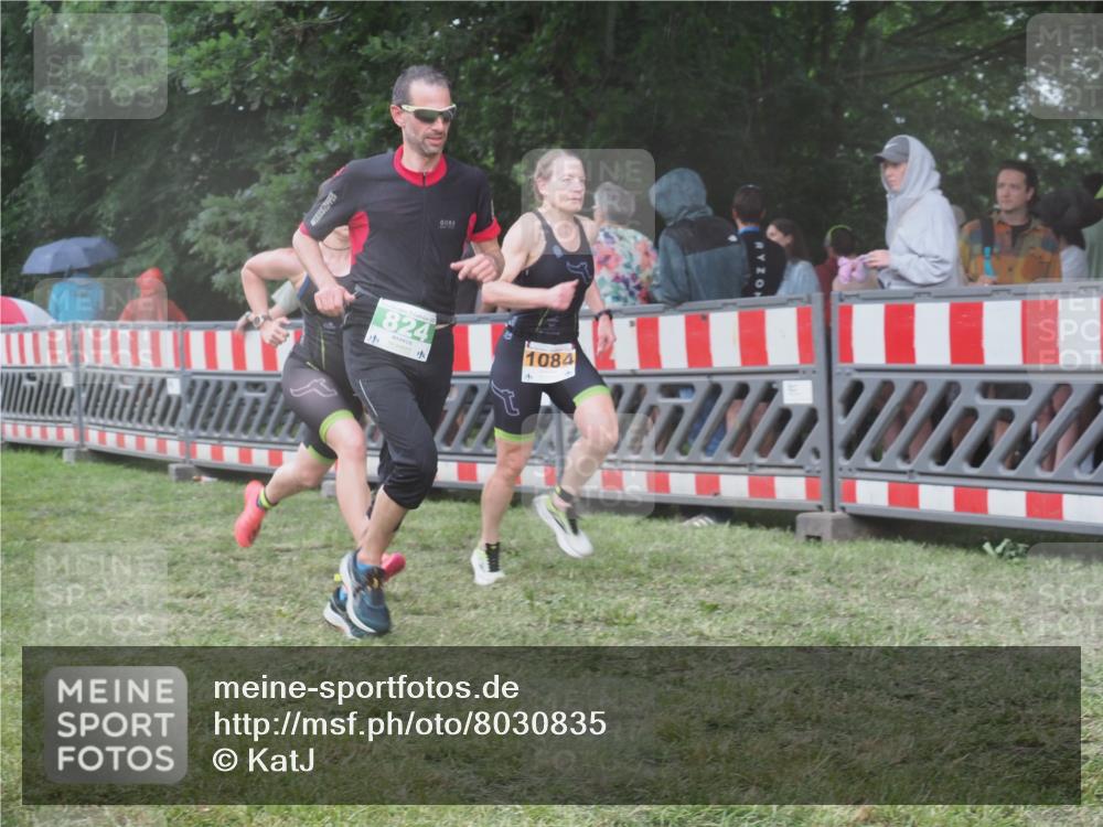 21.06.2025 - 27. Vierlanden-Triathlon KatJ http://msf.ph/oto/8030835 15.06.2025 13:39:12 Ziel 645, 739, 824, 1082, 1083, 1084 meine-sportfotos.de