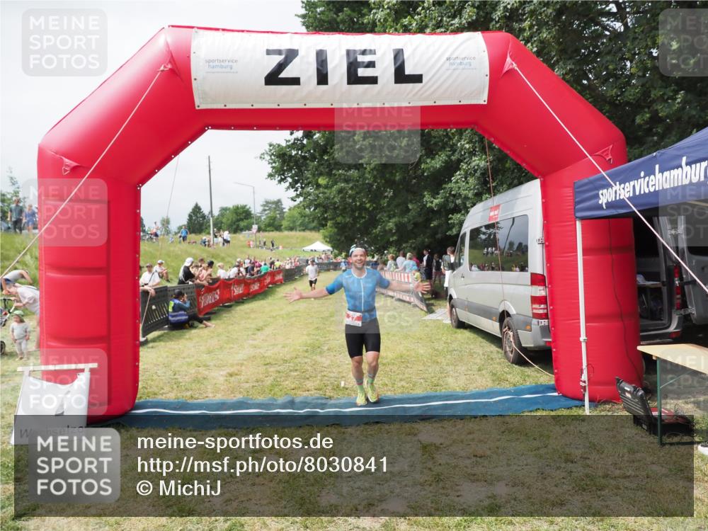 21.06.2025 - 27. Vierlanden-Triathlon MichiJ http://msf.ph/oto/8030841 15.06.2026 12:41:33 Ziel 27 meine-sportfotos.de