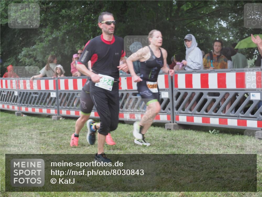 21.06.2025 - 27. Vierlanden-Triathlon KatJ http://msf.ph/oto/8030843 15.06.2025 13:39:12 Ziel 645, 739, 824, 1082, 1083, 1084 meine-sportfotos.de