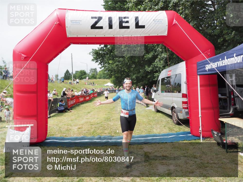 21.06.2025 - 27. Vierlanden-Triathlon MichiJ http://msf.ph/oto/8030847 15.06.2026 12:41:34 Ziel 20, 27 meine-sportfotos.de