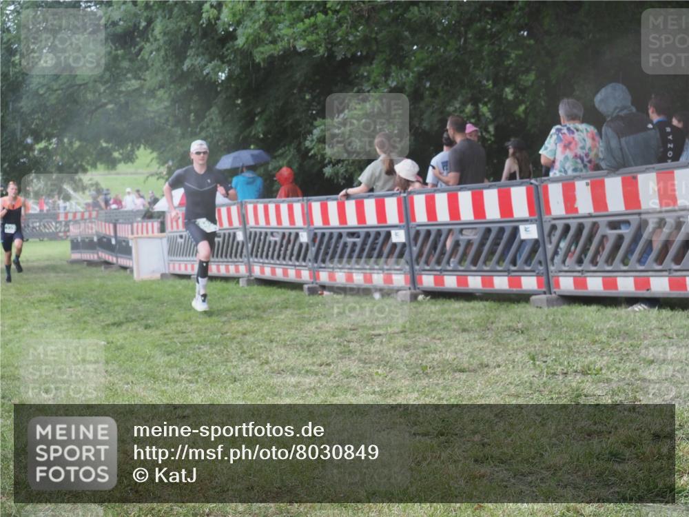 21.06.2025 - 27. Vierlanden-Triathlon KatJ http://msf.ph/oto/8030849 15.06.2025 13:39:18 Ziel 645, 739 meine-sportfotos.de