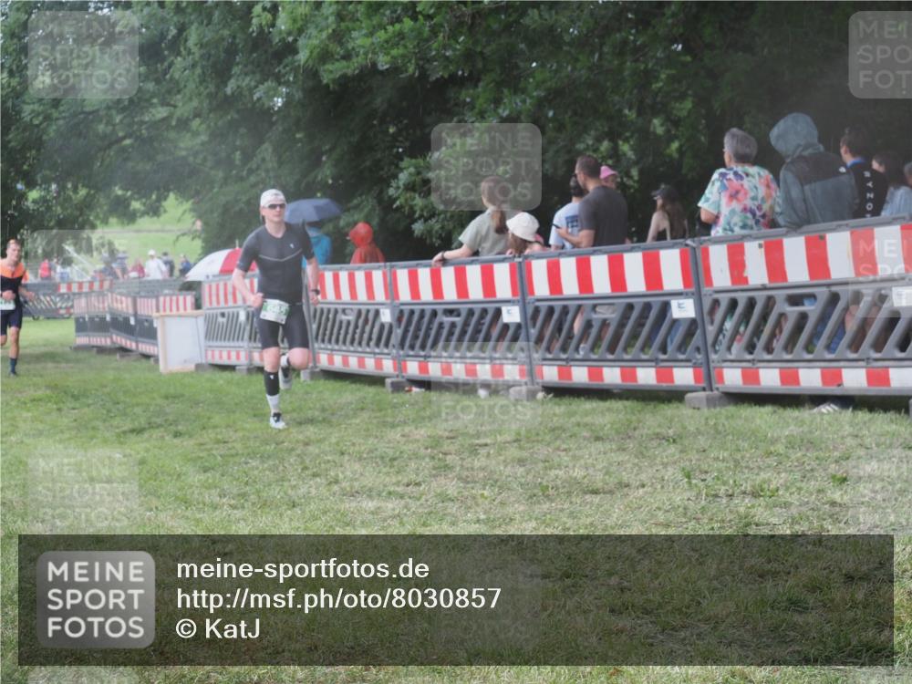 21.06.2025 - 27. Vierlanden-Triathlon KatJ http://msf.ph/oto/8030857 15.06.2025 13:39:18 Ziel 645, 739 meine-sportfotos.de