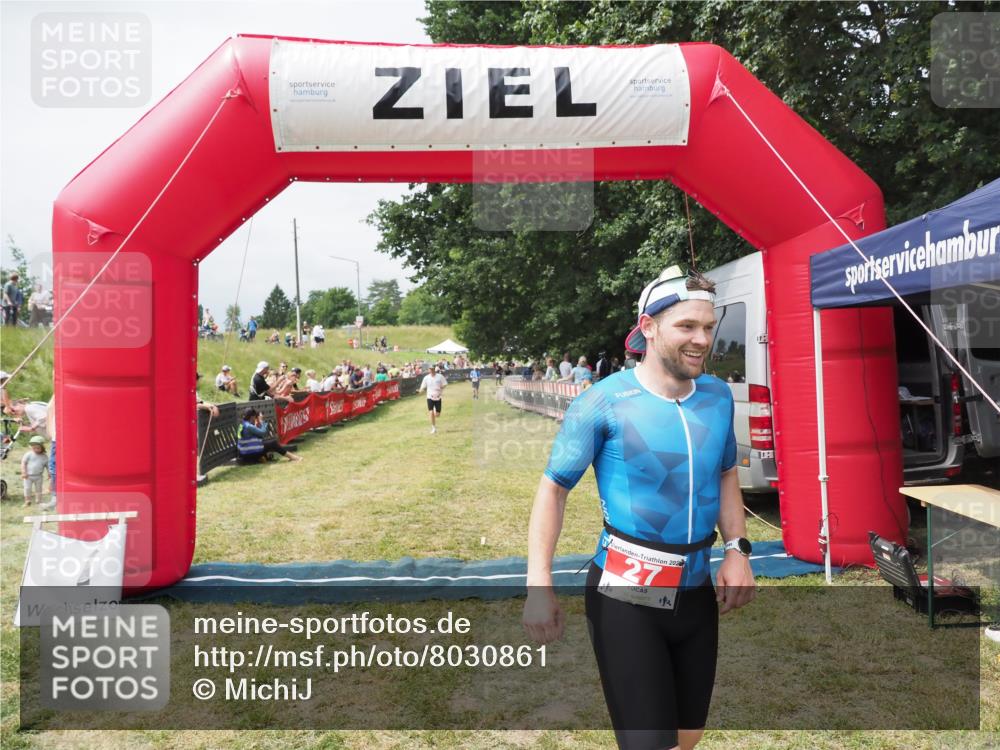 21.06.2025 - 27. Vierlanden-Triathlon MichiJ http://msf.ph/oto/8030861 15.06.2026 12:41:35 Ziel 20, 27 meine-sportfotos.de