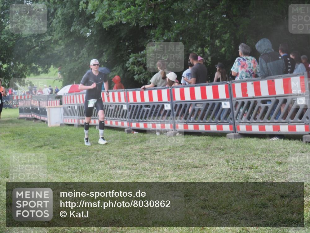 21.06.2025 - 27. Vierlanden-Triathlon KatJ http://msf.ph/oto/8030862 15.06.2025 13:39:18 Ziel 645, 739 meine-sportfotos.de