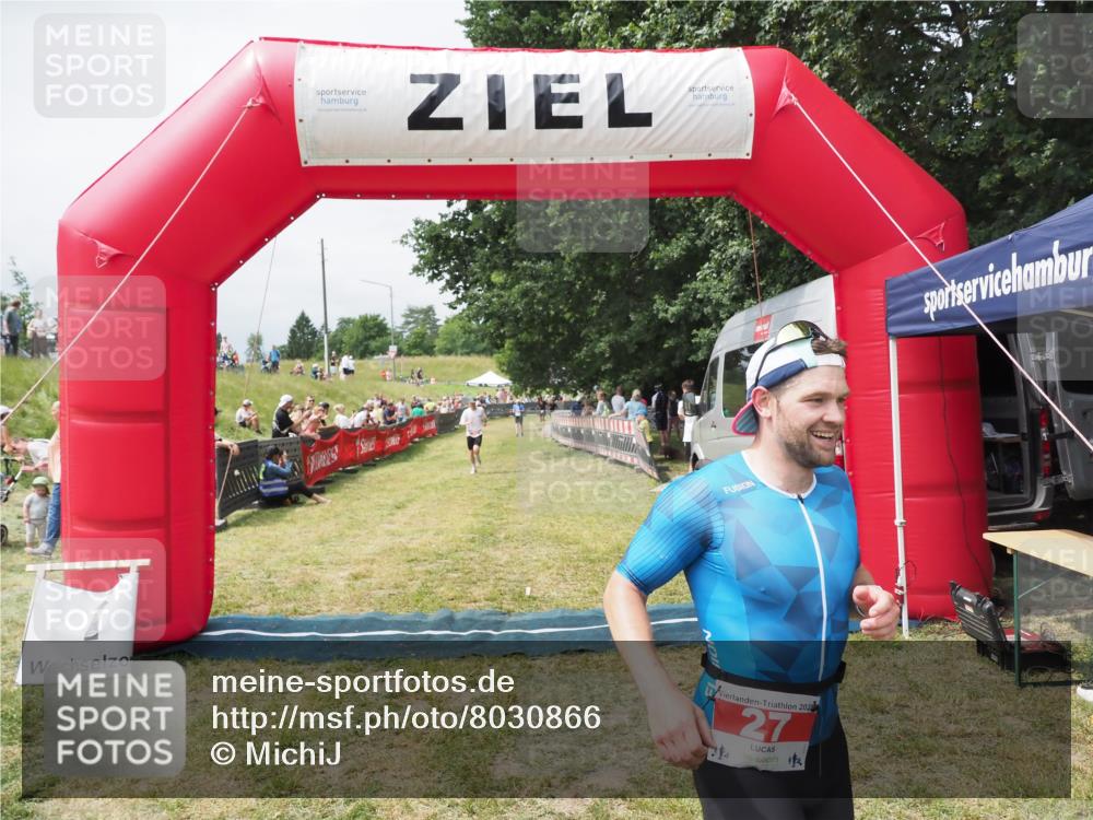 21.06.2025 - 27. Vierlanden-Triathlon MichiJ http://msf.ph/oto/8030866 15.06.2026 12:41:35 Ziel 20, 27 meine-sportfotos.de