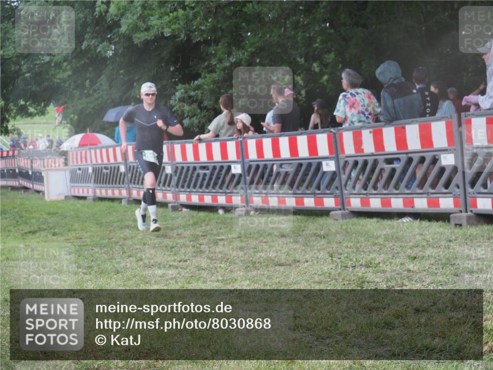 21.06.2025 - 27. Vierlanden-Triathlon KatJ http://msf.ph/oto/8030868 15.06.2025 13:39:19 Ziel 645, 739 meine-sportfotos.de