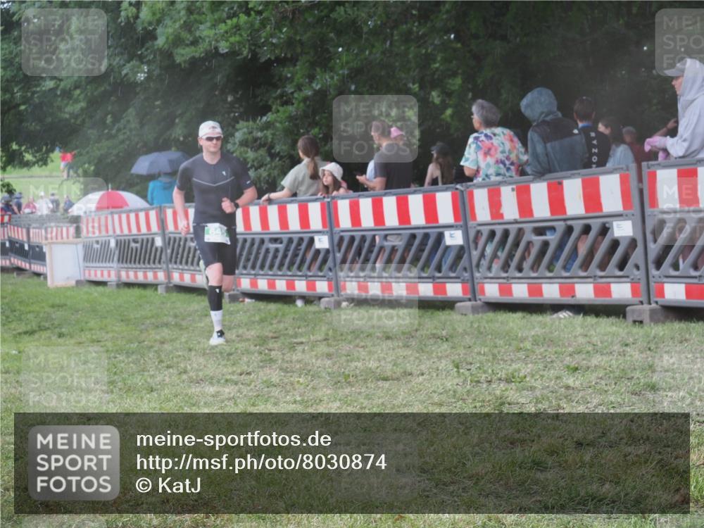 21.06.2025 - 27. Vierlanden-Triathlon KatJ http://msf.ph/oto/8030874 15.06.2025 13:39:19 Ziel 645, 739 meine-sportfotos.de