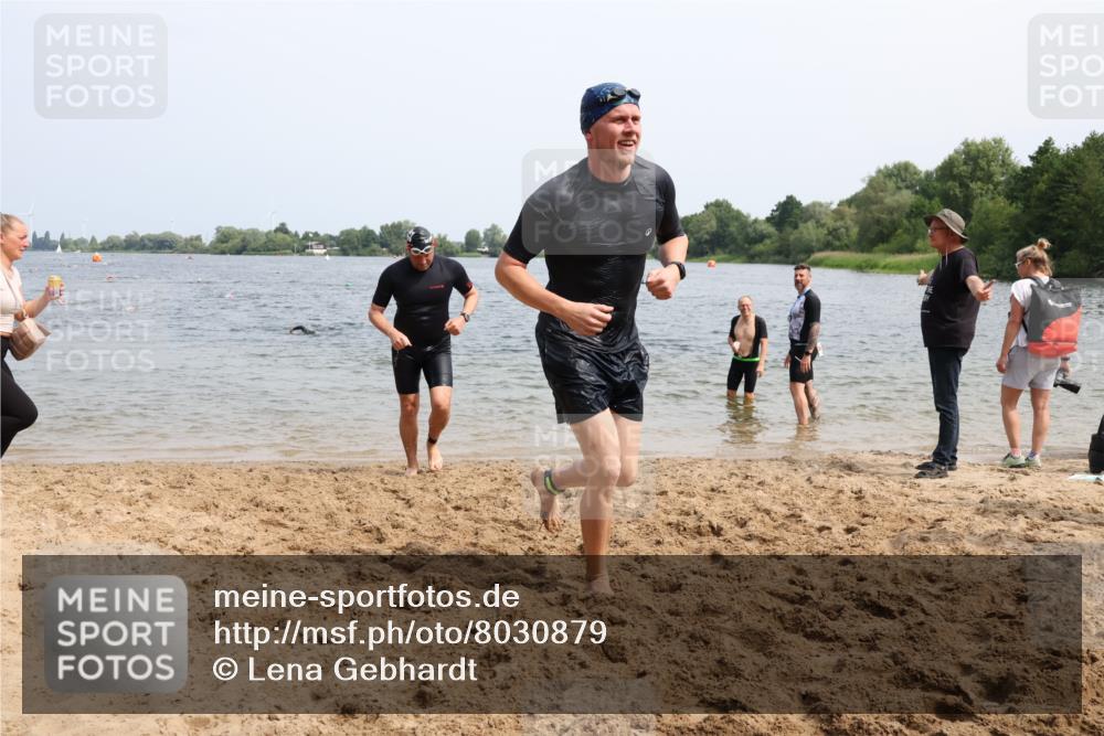 15.06.2025 - 27. Vierlanden-Triathlon Lena Gebhardt http://msf.ph/oto/8030879 15.06.2025 11:08:45 Schwimmen 671, 703, 720, 852, 863 meine-sportfotos.de