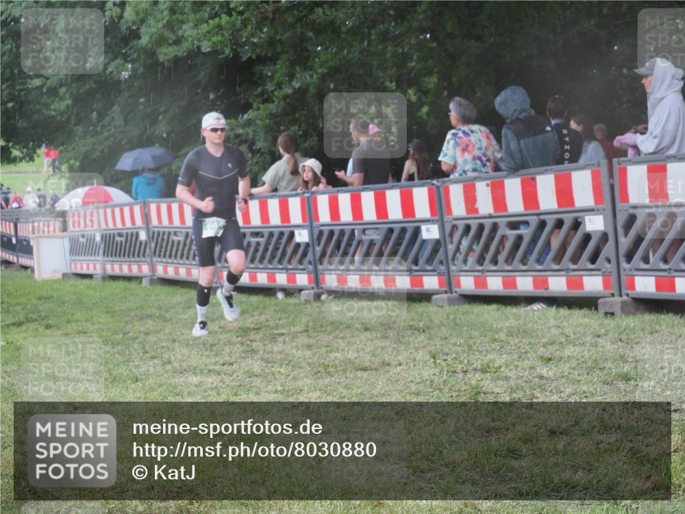 21.06.2025 - 27. Vierlanden-Triathlon KatJ http://msf.ph/oto/8030880 15.06.2025 13:39:19 Ziel 645, 739 meine-sportfotos.de