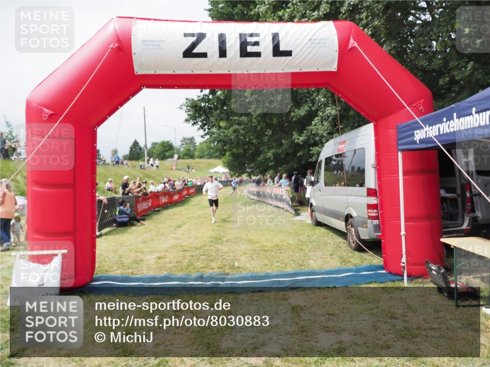 21.06.2025 - 27. Vierlanden-Triathlon MichiJ http://msf.ph/oto/8030883 15.06.2026 12:41:36 Ziel 20, 27 meine-sportfotos.de
