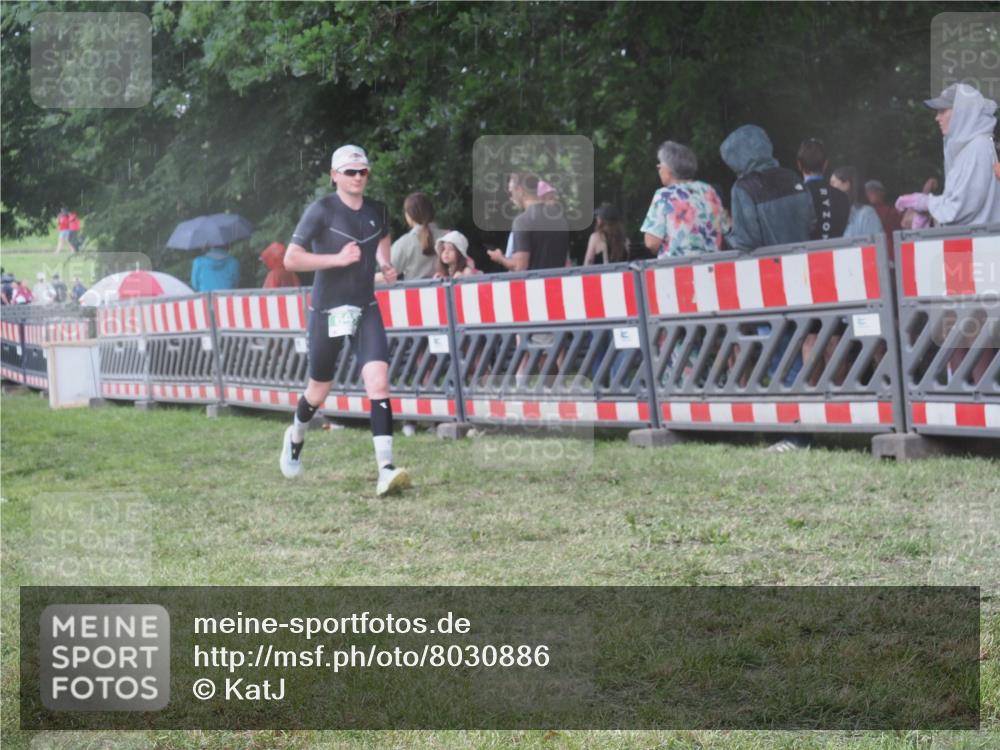 21.06.2025 - 27. Vierlanden-Triathlon KatJ http://msf.ph/oto/8030886 15.06.2025 13:39:19 Ziel 645, 739 meine-sportfotos.de