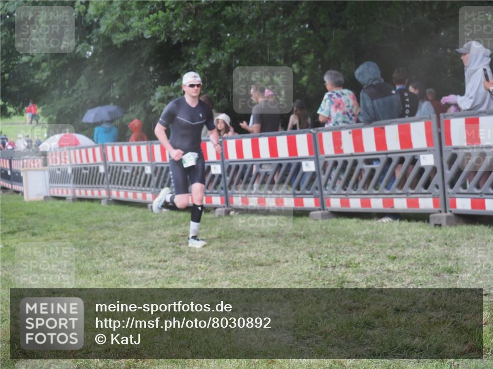 21.06.2025 - 27. Vierlanden-Triathlon KatJ http://msf.ph/oto/8030892 15.06.2025 13:39:19 Ziel 645, 739 meine-sportfotos.de