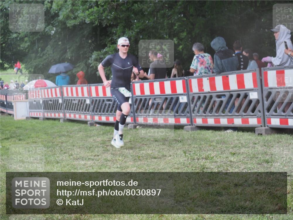 21.06.2025 - 27. Vierlanden-Triathlon KatJ http://msf.ph/oto/8030897 15.06.2025 13:39:19 Ziel 645, 739 meine-sportfotos.de