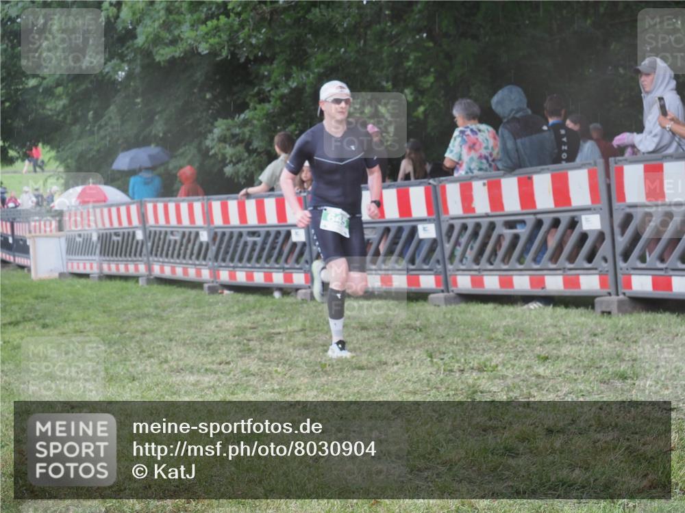21.06.2025 - 27. Vierlanden-Triathlon KatJ http://msf.ph/oto/8030904 15.06.2025 13:39:19 Ziel 645, 739 meine-sportfotos.de