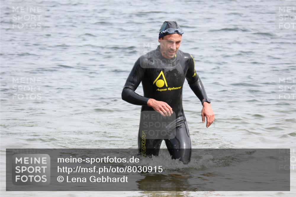 15.06.2025 - 27. Vierlanden-Triathlon Lena Gebhardt http://msf.ph/oto/8030915 15.06.2025 11:08:59 Schwimmen 811, 816 meine-sportfotos.de