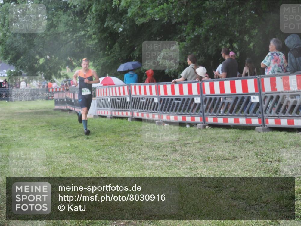 21.06.2025 - 27. Vierlanden-Triathlon KatJ http://msf.ph/oto/8030916 15.06.2025 13:39:21 Ziel 645, 739, 909 meine-sportfotos.de
