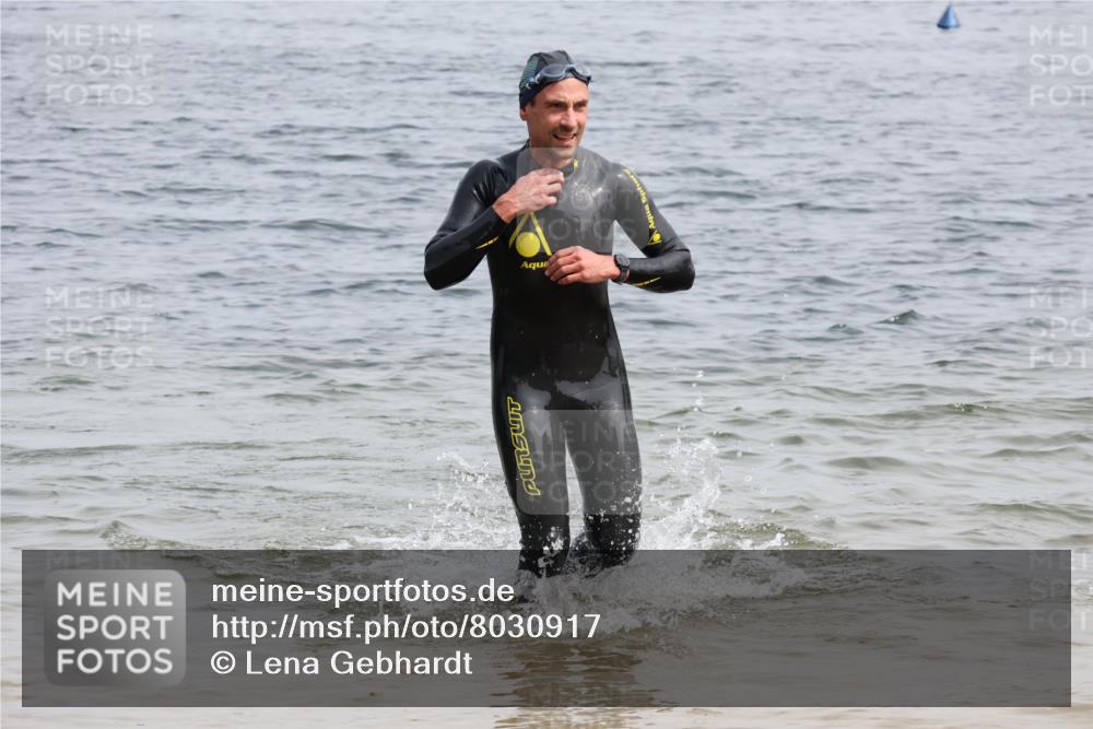 15.06.2025 - 27. Vierlanden-Triathlon Lena Gebhardt http://msf.ph/oto/8030917 15.06.2025 11:09:01 Schwimmen 811, 816 meine-sportfotos.de