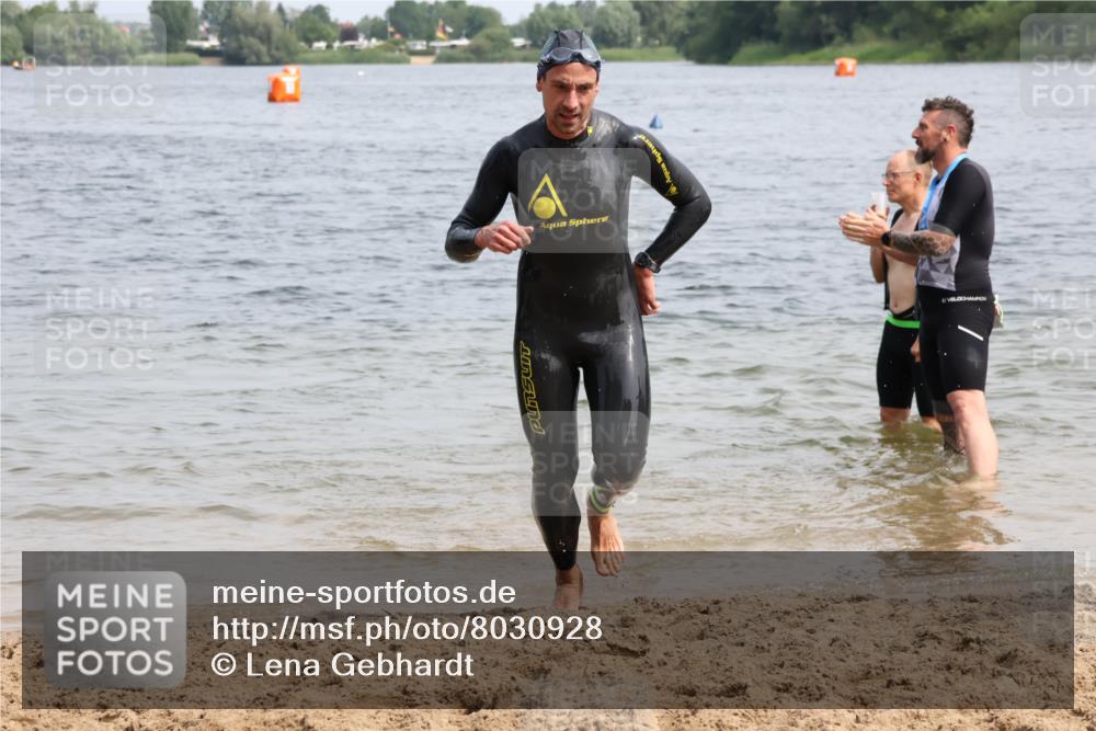 15.06.2025 - 27. Vierlanden-Triathlon Lena Gebhardt http://msf.ph/oto/8030928 15.06.2025 11:09:03 Schwimmen 776, 811, 816 meine-sportfotos.de