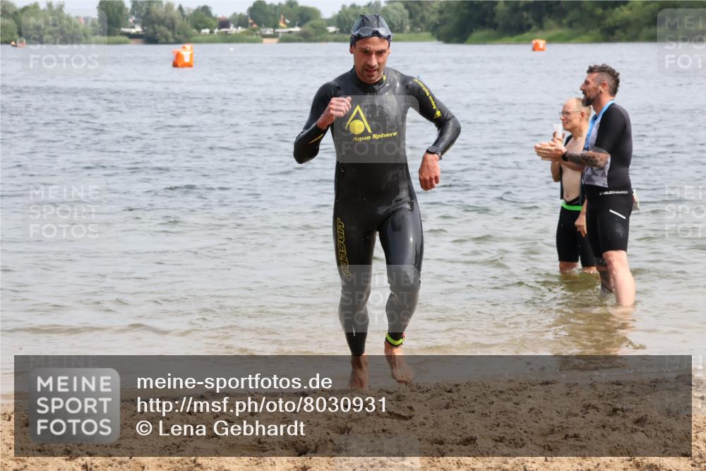 15.06.2025 - 27. Vierlanden-Triathlon Lena Gebhardt http://msf.ph/oto/8030931 15.06.2025 11:09:03 Schwimmen 776, 811, 816 meine-sportfotos.de