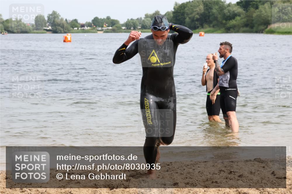 15.06.2025 - 27. Vierlanden-Triathlon Lena Gebhardt http://msf.ph/oto/8030935 15.06.2025 11:09:04 Schwimmen 776, 811, 816, 846 meine-sportfotos.de