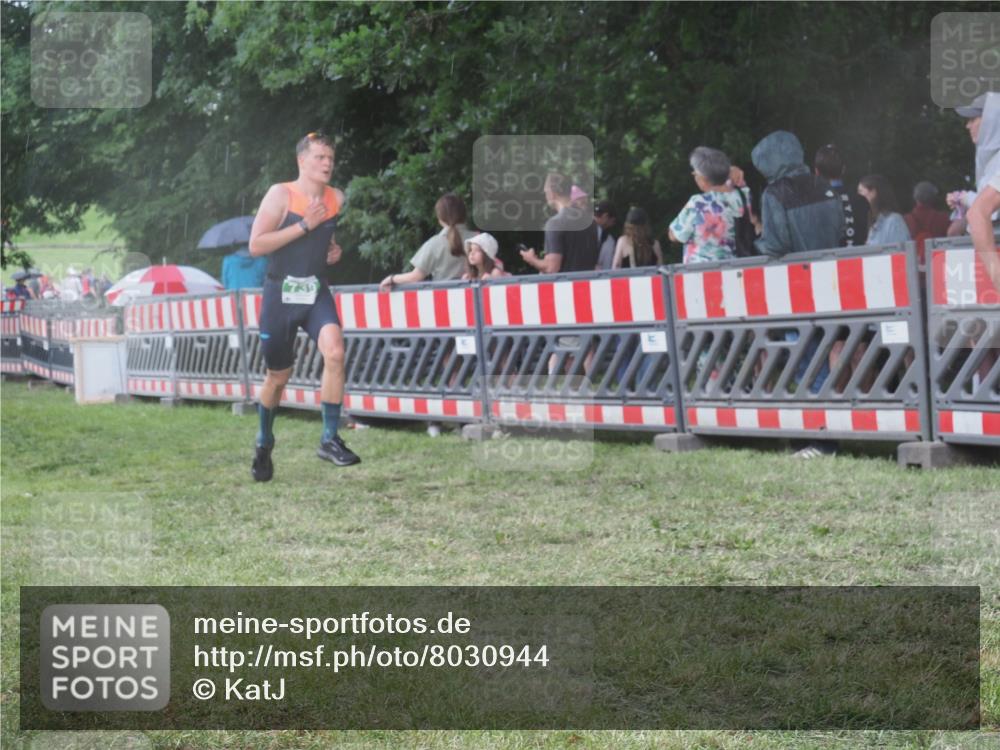 21.06.2025 - 27. Vierlanden-Triathlon KatJ http://msf.ph/oto/8030944 15.06.2025 13:39:22 Ziel 739, 909 meine-sportfotos.de