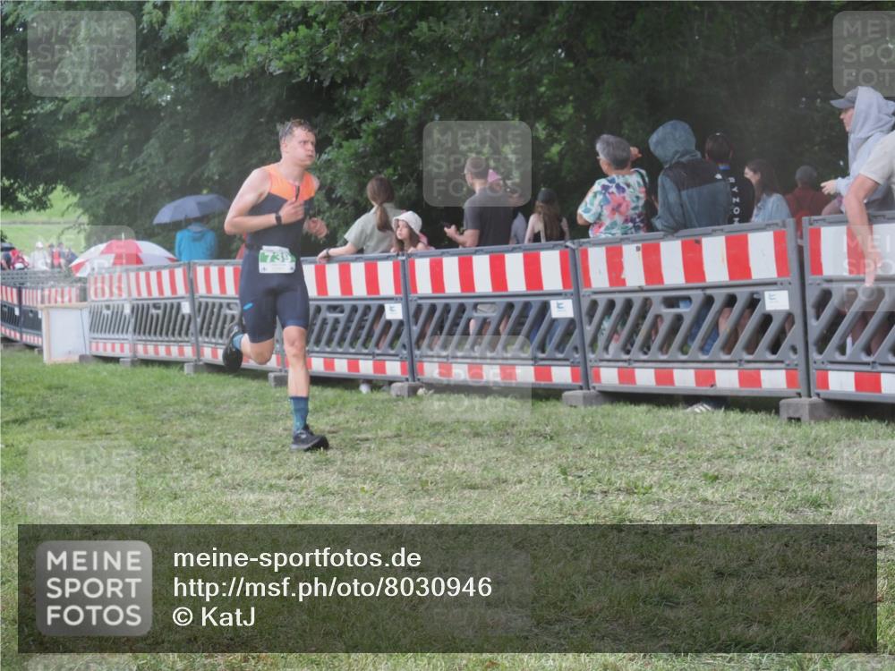 21.06.2025 - 27. Vierlanden-Triathlon KatJ http://msf.ph/oto/8030946 15.06.2025 13:39:22 Ziel 739, 909 meine-sportfotos.de