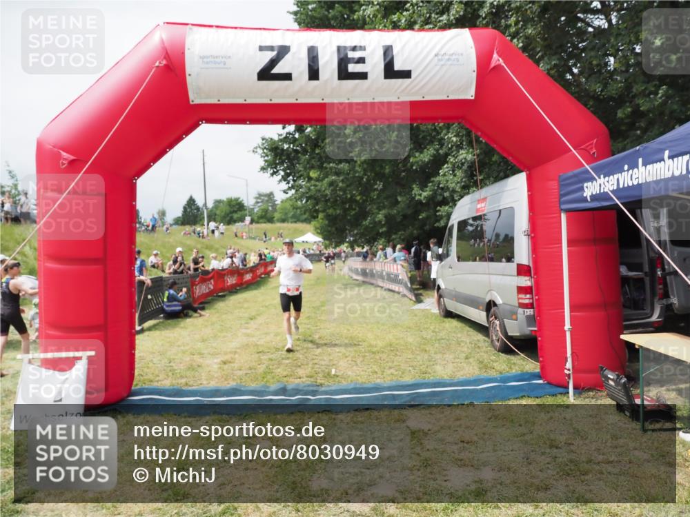 21.06.2025 - 27. Vierlanden-Triathlon MichiJ http://msf.ph/oto/8030949 15.06.2026 12:41:38 Ziel 20, 27 meine-sportfotos.de