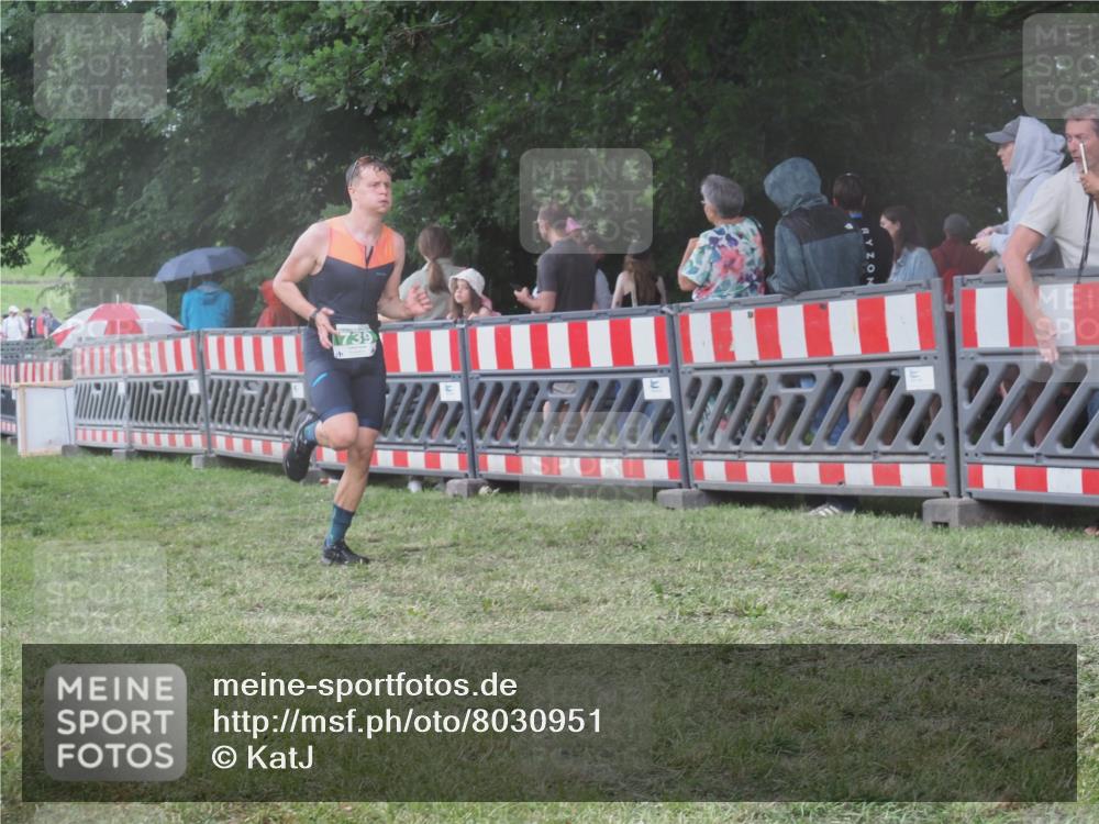21.06.2025 - 27. Vierlanden-Triathlon KatJ http://msf.ph/oto/8030951 15.06.2025 13:39:22 Ziel 739, 909 meine-sportfotos.de