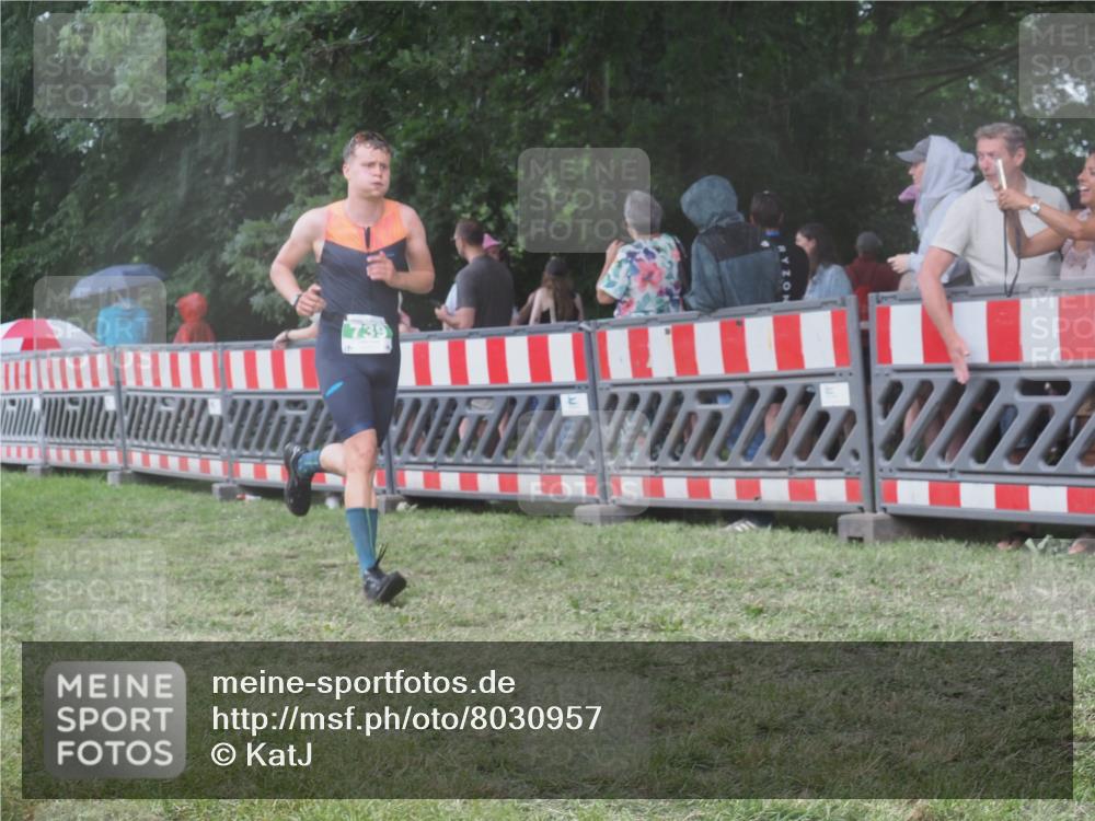21.06.2025 - 27. Vierlanden-Triathlon KatJ http://msf.ph/oto/8030957 15.06.2025 13:39:22 Ziel 739, 909 meine-sportfotos.de