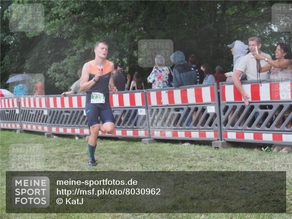 21.06.2025 - 27. Vierlanden-Triathlon KatJ http://msf.ph/oto/8030962 15.06.2025 13:39:22 Ziel 739, 909 meine-sportfotos.de