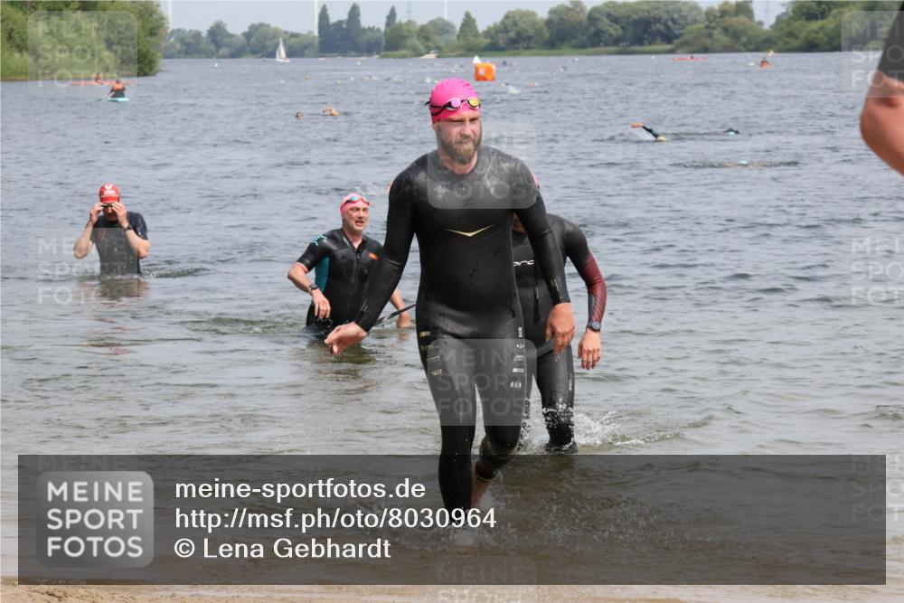 15.06.2025 - 27. Vierlanden-Triathlon Lena Gebhardt http://msf.ph/oto/8030964 15.06.2025 11:09:07 Schwimmen 776, 811, 816, 846 meine-sportfotos.de