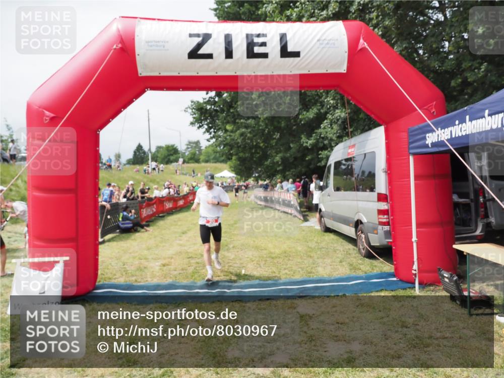 21.06.2025 - 27. Vierlanden-Triathlon MichiJ http://msf.ph/oto/8030967 15.06.2026 12:41:39 Ziel 20, 27 meine-sportfotos.de