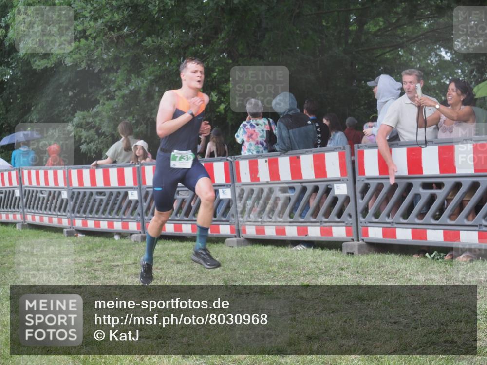 21.06.2025 - 27. Vierlanden-Triathlon KatJ http://msf.ph/oto/8030968 15.06.2025 13:39:22 Ziel 739, 909 meine-sportfotos.de