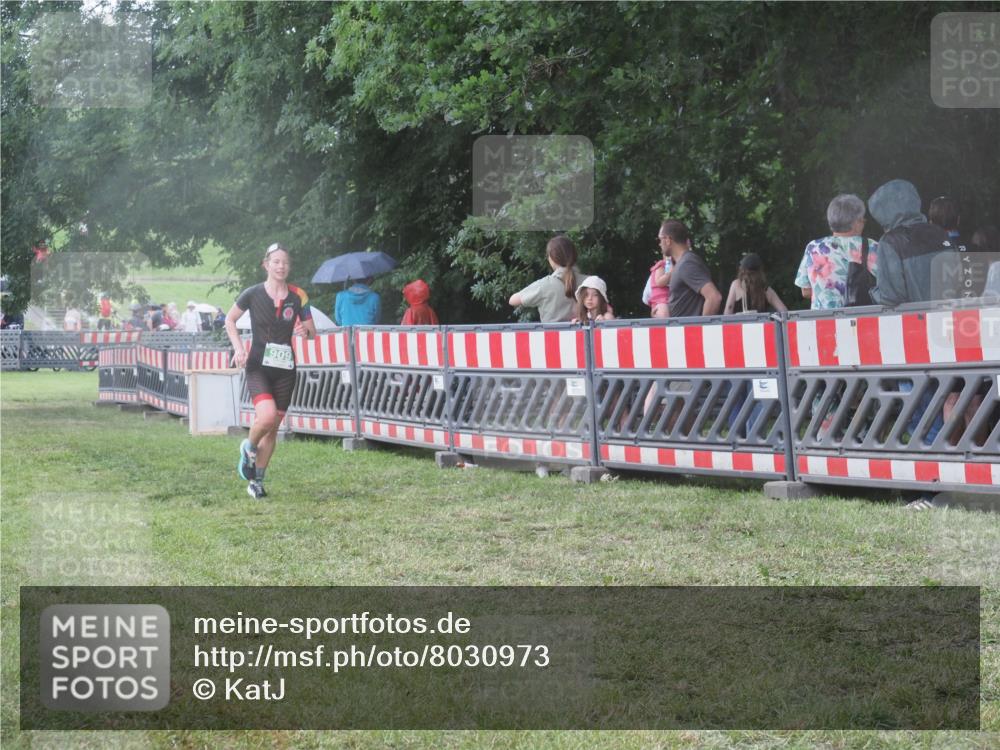 21.06.2025 - 27. Vierlanden-Triathlon KatJ http://msf.ph/oto/8030973 15.06.2025 13:39:29 Ziel 909 meine-sportfotos.de
