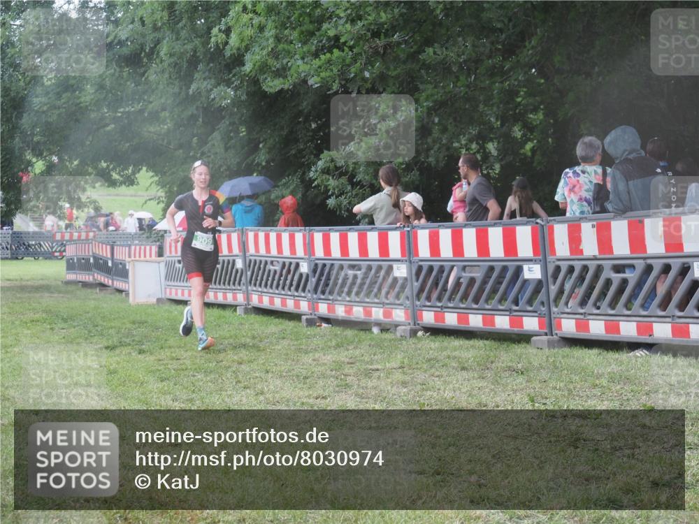 21.06.2025 - 27. Vierlanden-Triathlon KatJ http://msf.ph/oto/8030974 15.06.2025 13:39:29 Ziel 909 meine-sportfotos.de