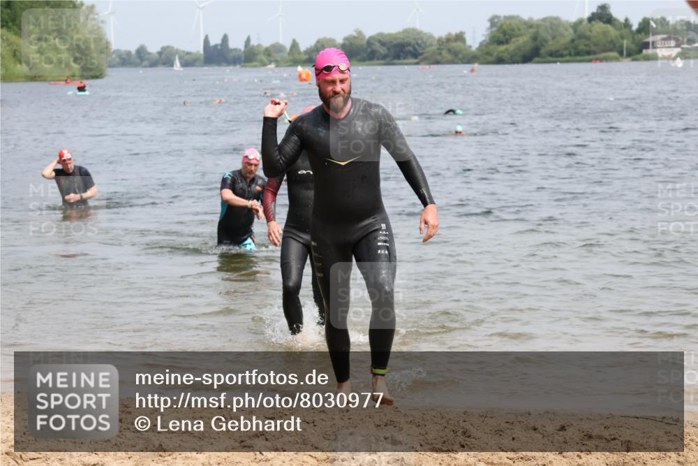 15.06.2025 - 27. Vierlanden-Triathlon Lena Gebhardt http://msf.ph/oto/8030977 15.06.2025 11:09:08 Schwimmen 776, 811, 816, 829, 846 meine-sportfotos.de