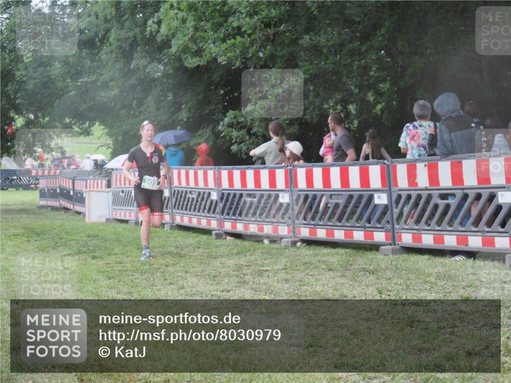 21.06.2025 - 27. Vierlanden-Triathlon KatJ http://msf.ph/oto/8030979 15.06.2025 13:39:29 Ziel 909 meine-sportfotos.de