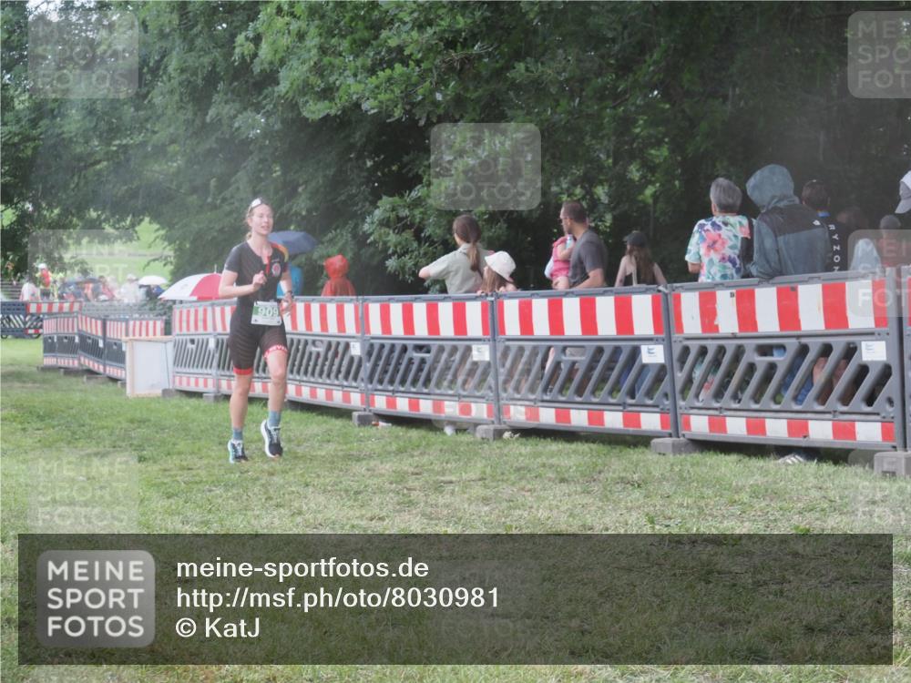 21.06.2025 - 27. Vierlanden-Triathlon KatJ http://msf.ph/oto/8030981 15.06.2025 13:39:29 Ziel 909 meine-sportfotos.de