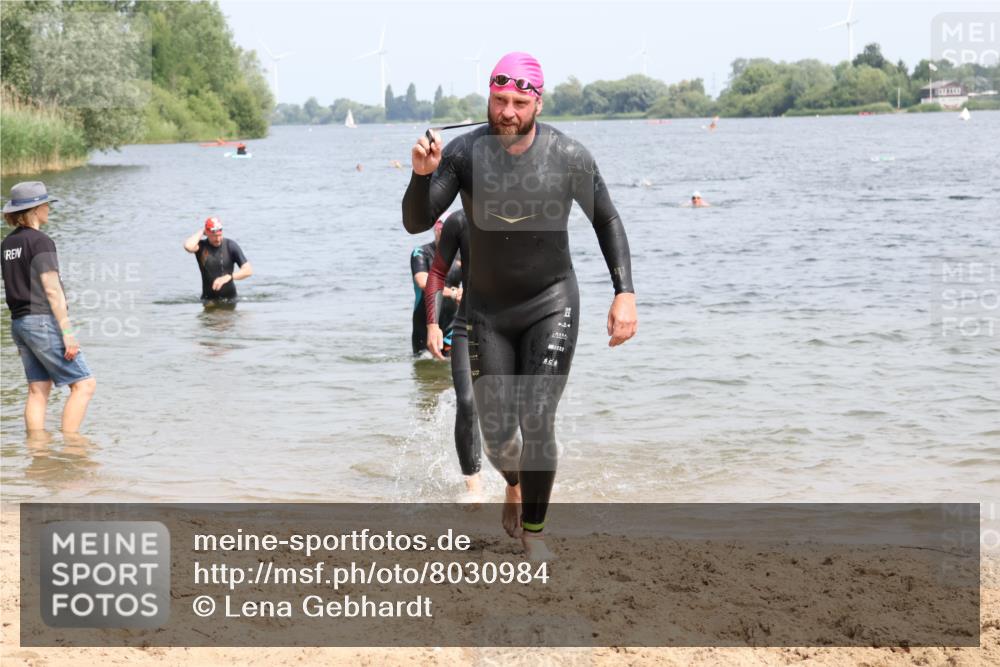 15.06.2025 - 27. Vierlanden-Triathlon Lena Gebhardt http://msf.ph/oto/8030984 15.06.2025 11:09:09 Schwimmen 776, 811, 816, 829, 846 meine-sportfotos.de
