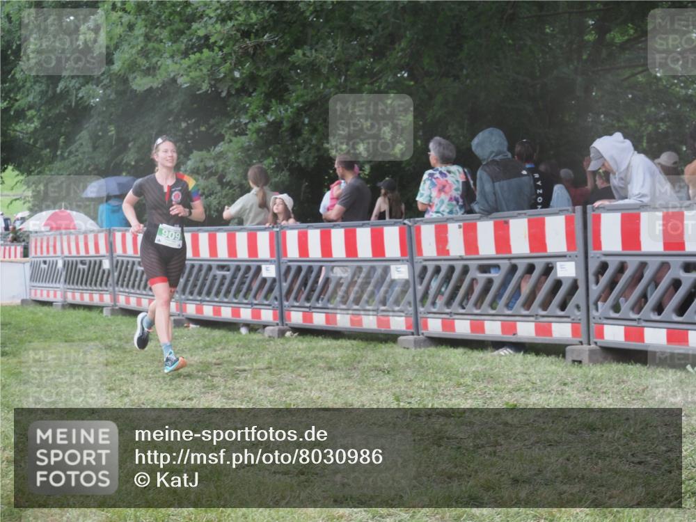21.06.2025 - 27. Vierlanden-Triathlon KatJ http://msf.ph/oto/8030986 15.06.2025 13:39:30 Ziel 909 meine-sportfotos.de