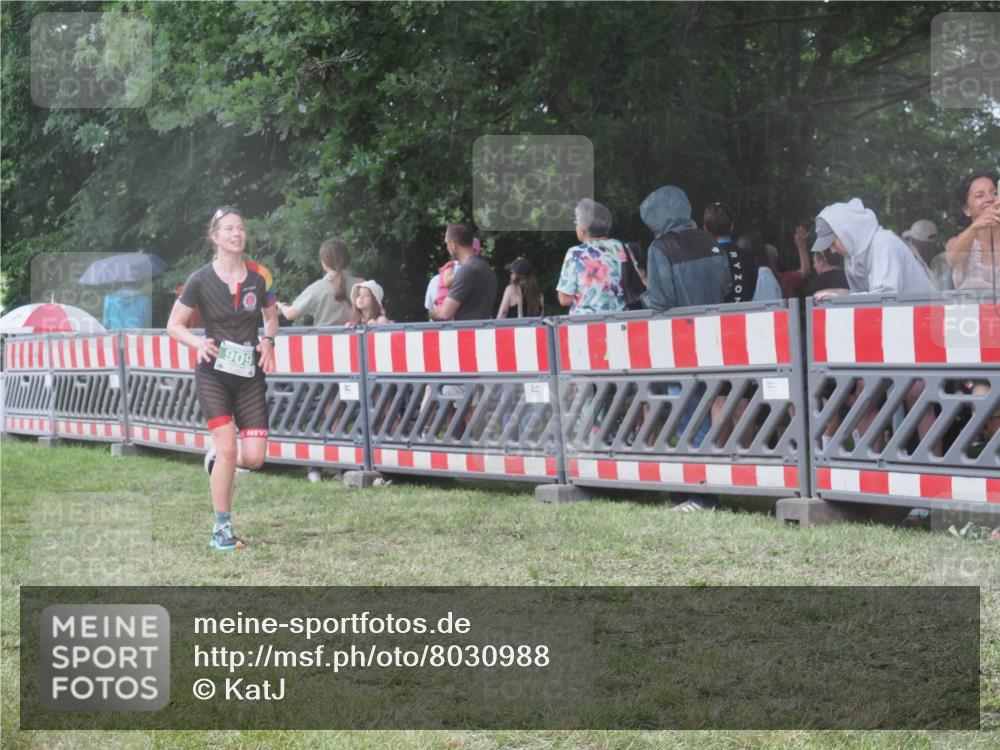 21.06.2025 - 27. Vierlanden-Triathlon KatJ http://msf.ph/oto/8030988 15.06.2025 13:39:30 Ziel 909 meine-sportfotos.de