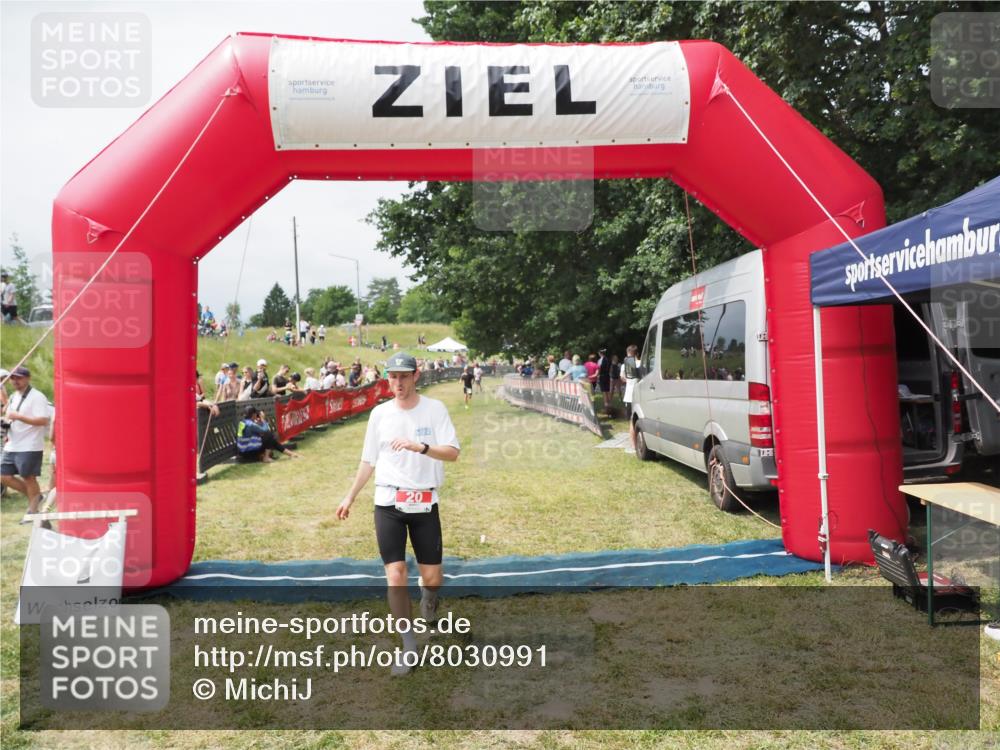 21.06.2025 - 27. Vierlanden-Triathlon MichiJ http://msf.ph/oto/8030991 15.06.2026 12:41:40 Ziel 20, 27 meine-sportfotos.de