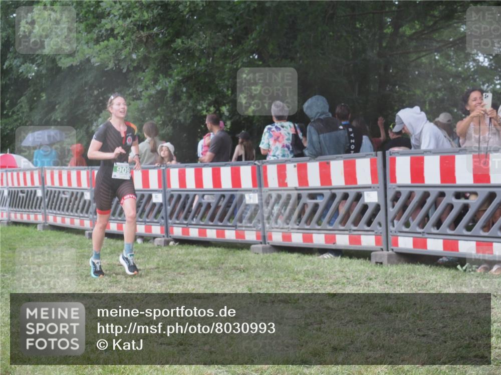 21.06.2025 - 27. Vierlanden-Triathlon KatJ http://msf.ph/oto/8030993 15.06.2025 13:39:30 Ziel 909 meine-sportfotos.de