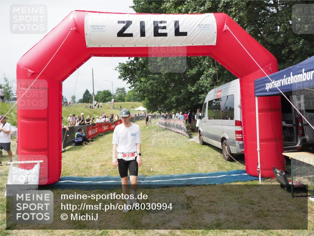 21.06.2025 - 27. Vierlanden-Triathlon MichiJ http://msf.ph/oto/8030994 15.06.2026 12:41:40 Ziel 20, 27 meine-sportfotos.de
