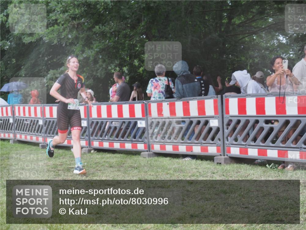 21.06.2025 - 27. Vierlanden-Triathlon KatJ http://msf.ph/oto/8030996 15.06.2025 13:39:30 Ziel 909 meine-sportfotos.de