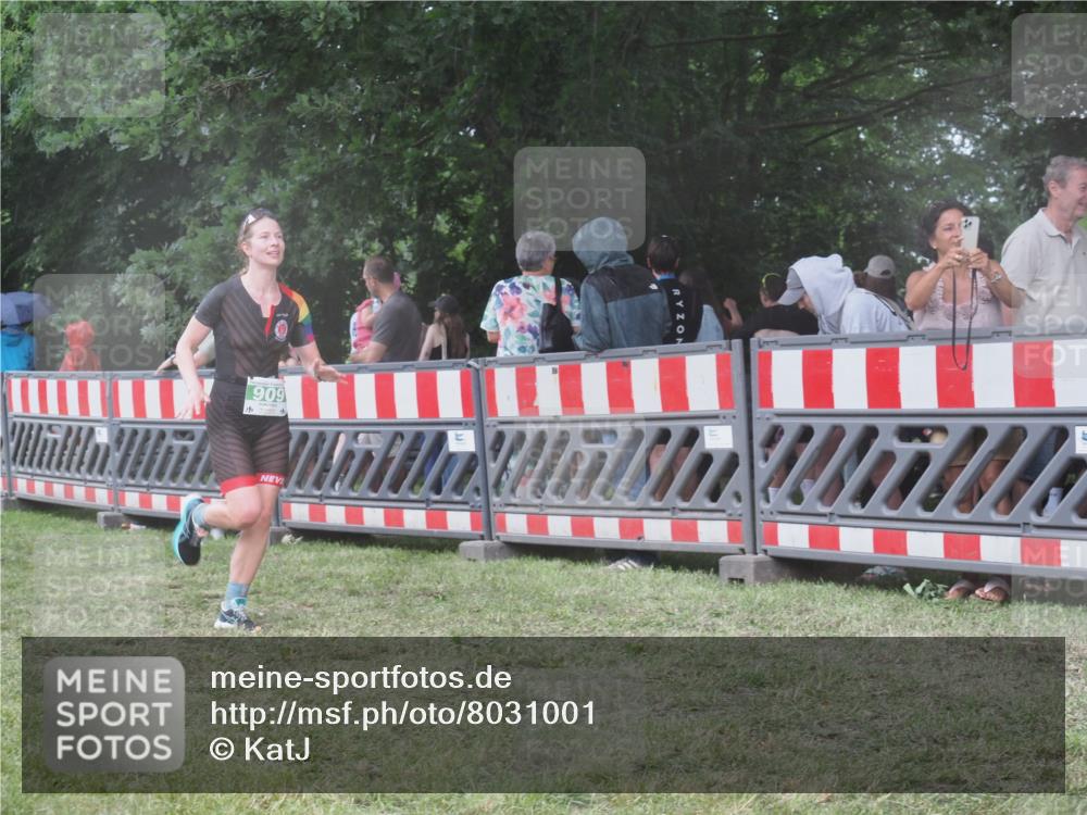 21.06.2025 - 27. Vierlanden-Triathlon KatJ http://msf.ph/oto/8031001 15.06.2025 13:39:30 Ziel 909 meine-sportfotos.de