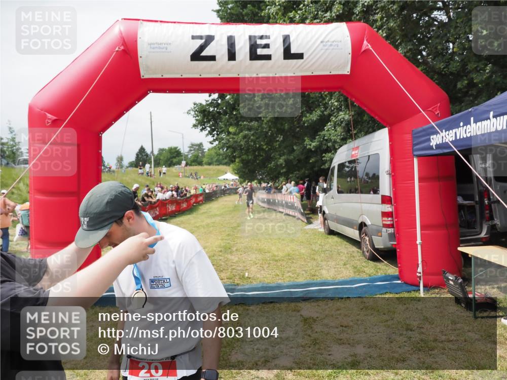 21.06.2025 - 27. Vierlanden-Triathlon MichiJ http://msf.ph/oto/8031004 15.06.2026 12:41:43 Ziel 20, 753 meine-sportfotos.de